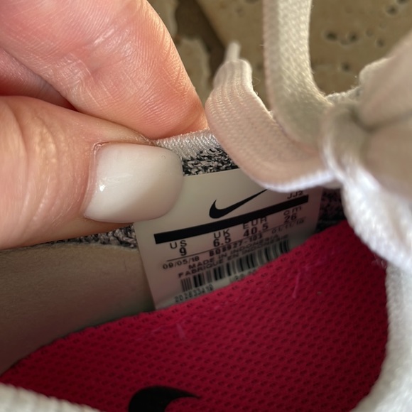 Nike Women’s Epic React Flyknit Size 9 - Picture 4 of 8